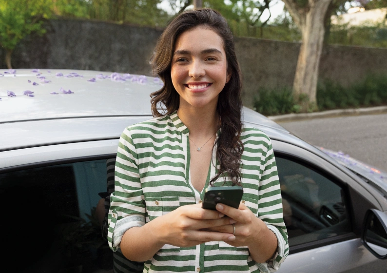  MULHER SORRINDO COM CARTÃO NA MÃO 