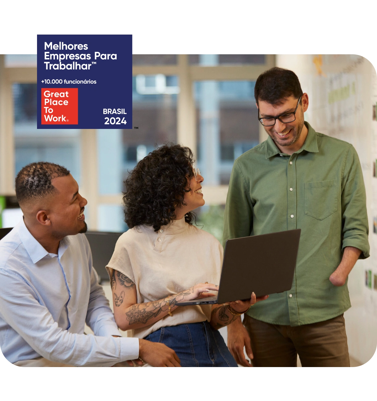  MULHER SORRINDO COM CARTÃO NA MÃO 