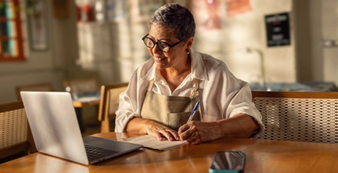  Homem mexendo em seu computador 