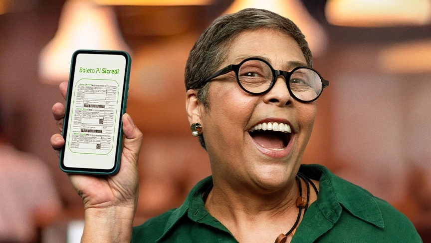  Mulher escrevendo, segurando uma caixa e falando ao celular. Ícones verdes em volta 