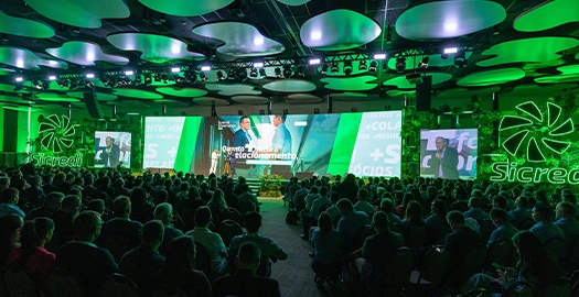  auditório lotado de associados em assembleia 