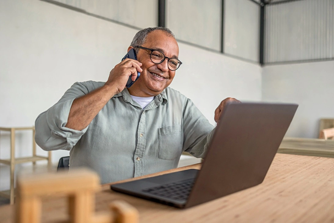 associado do sicredi da indústria moveleira usando o serviço de pagamento a fornecedores
