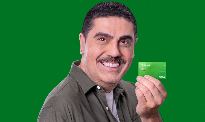  jovem usando o cartão Sicredi PF 