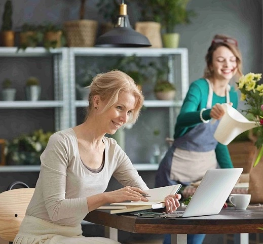  mulher loira sentada em frente a notebook 