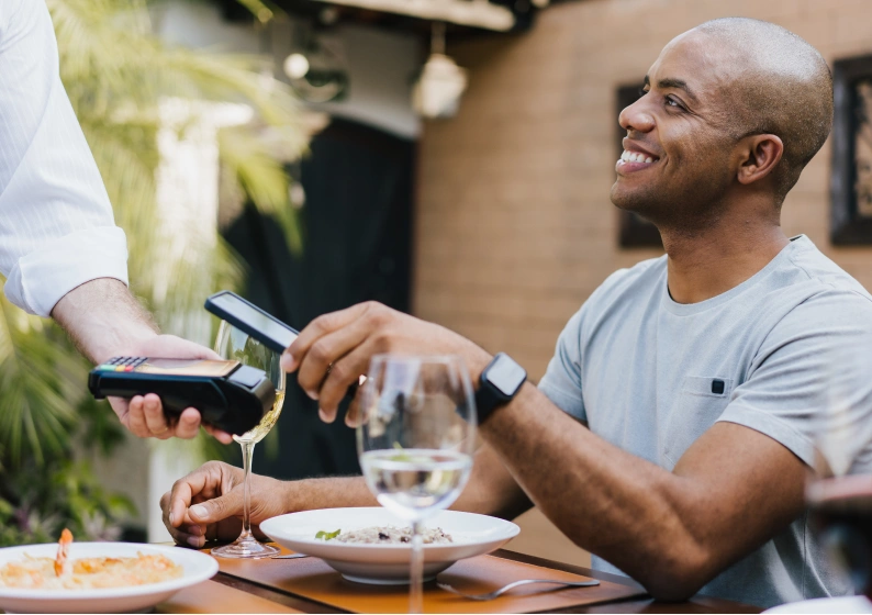 Associado do Sicredi fazendo um pagamento em um restaurante