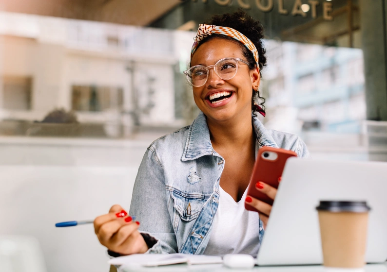 Jovem associada do Sicredi sorrindo