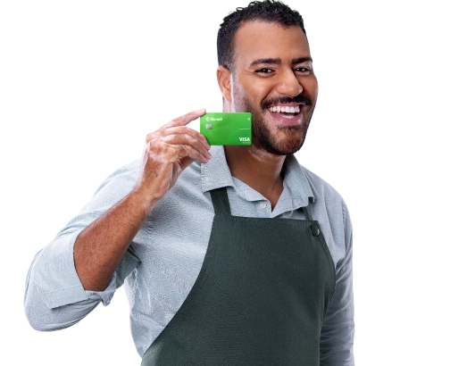  Associado do Sicredi segurando seu cartão empresarial 