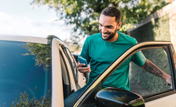  Associado do Sicredi entrando no seu carro 
