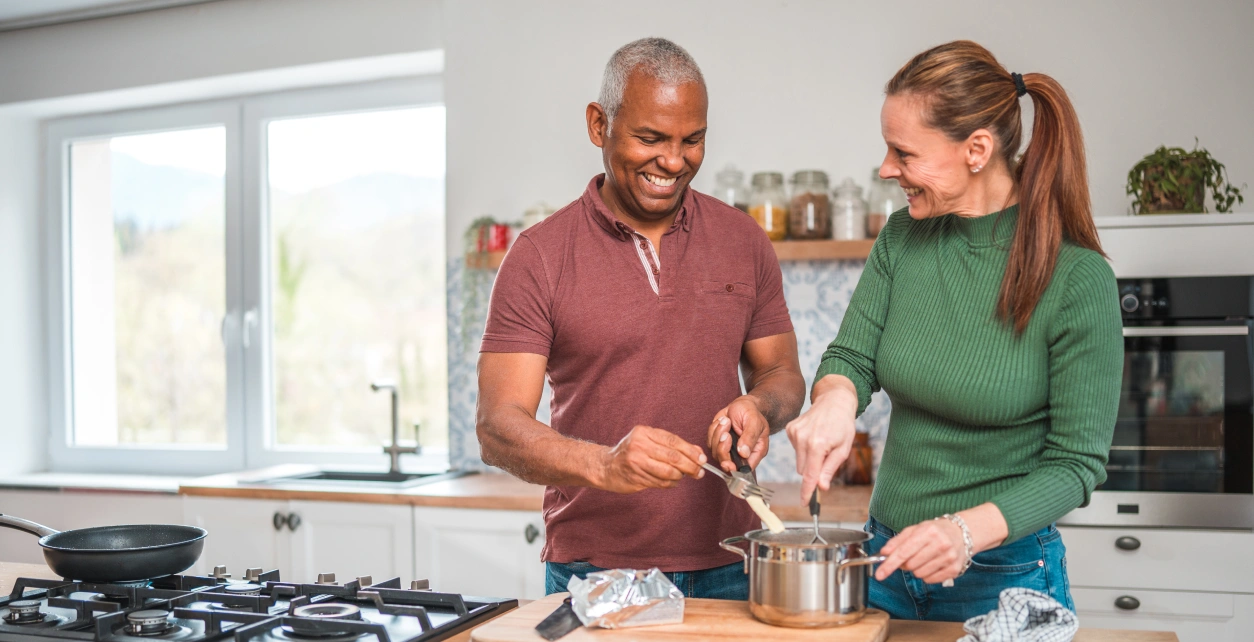  Casal cozinhando 