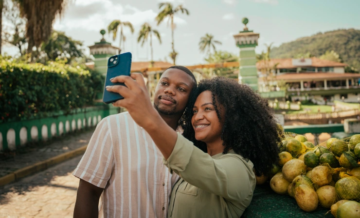  Associados do Sicredi posando para foto em viagem 