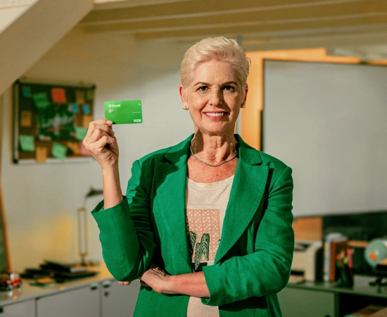  Associada segurando seu cartão 