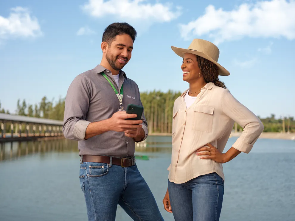  gerente do sicredi apresentando as informações do custeio bndes para associada agronegócio 