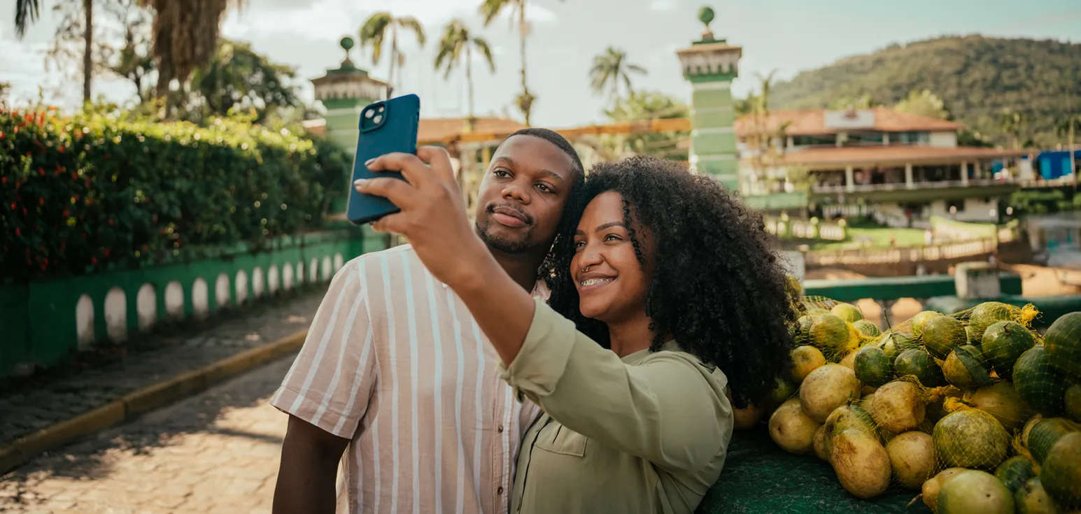  casal associado do Sicredi viajando com a Azul 
