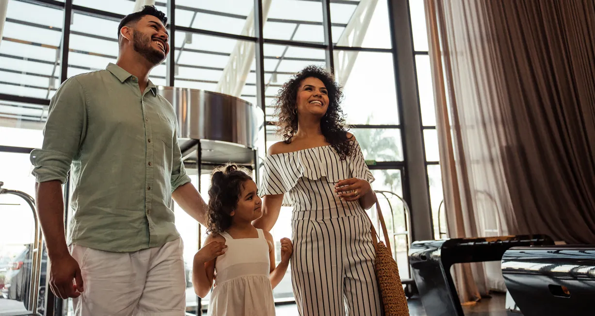  pai, mãe e filha pequena aproveitando viagem com programa de recompensa do sicredi 