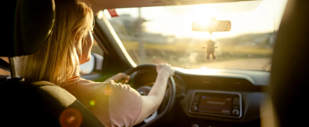  Associada do Sicredi dirigindo seu carro 