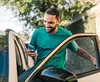  Associado do Sicredi entrando em seu carro 