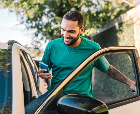  Associado do Sicredi entrando em seu carro 