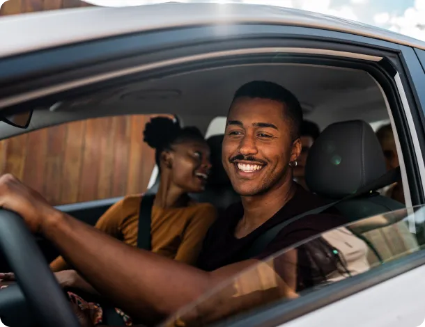  Associados do Sicredi dentro do carro, fazendo uma viagem 