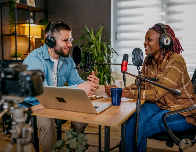  homem e mulher comunicadores gravam podcasts 