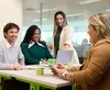  colaboradores Sicredi em sala de reuniões 