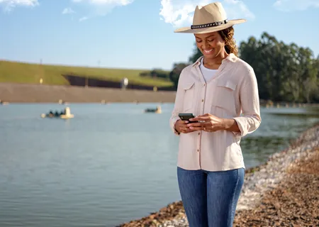 homem e mulher em plantação de alface
