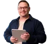  Colaborador do Sicredi sorrindo e segurando um tablet 