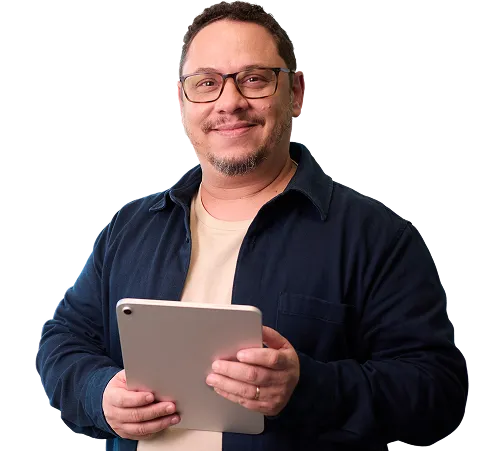  Colaborador do Sicredi sorrindo e segurando um tablet 