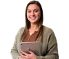  Colaboradora do Sicredi sorrindo e segurando um tablet 