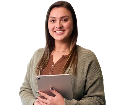  Colaboradora do Sicredi sorrindo e segurando um tablet 