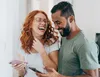  duas mulheres sorriem em frente a notebook 
