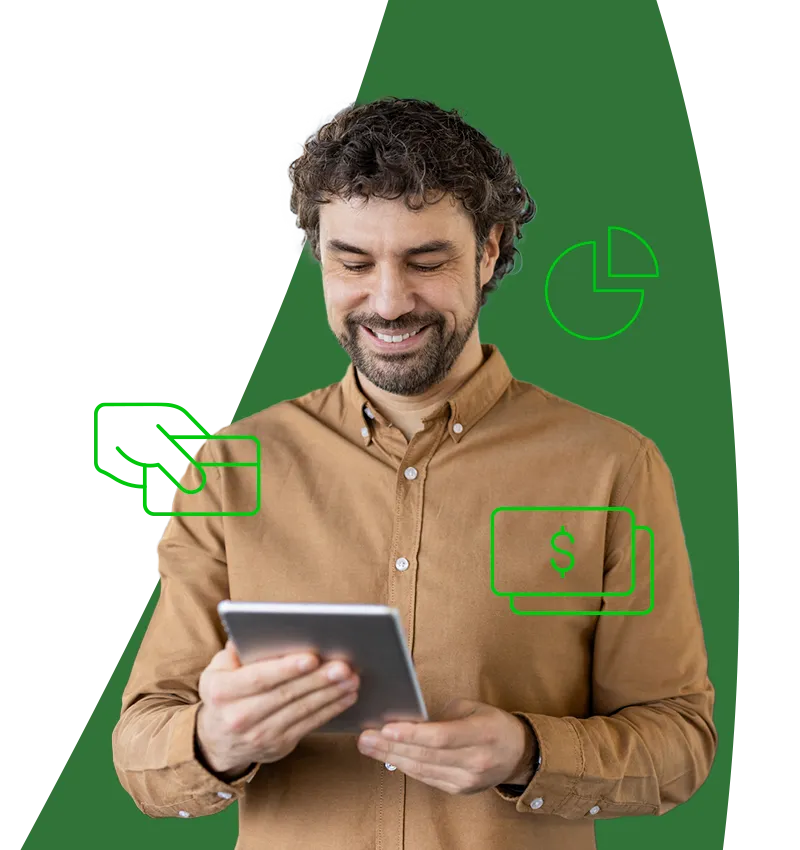  mulher negra sorrindo e mostrando um celular com o nome do Sicredi na tela 