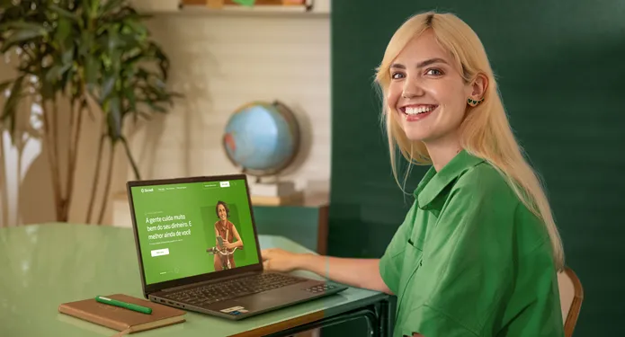  mulher mexendo em seu computador 