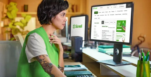 associada navega pelo internet banking do Sicredi