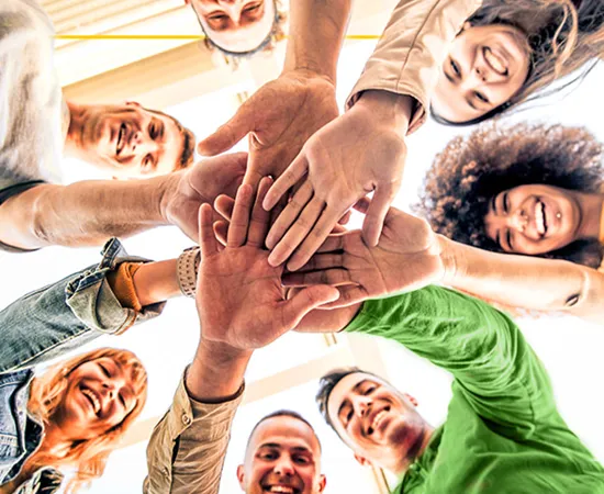  pessoas em círculo com as mãos juntas 