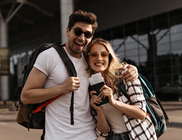 casal em aeroporto com passaporte na mão antes de viajar