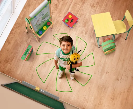  menino sorri em sala de aula 