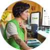  mulher navega no internet banking do Sicredi 
