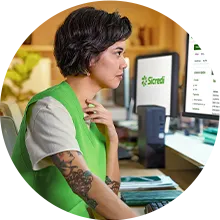  mulher navega no internet banking do Sicredi 