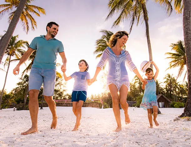 família com casal e duas crianças viaja para praia