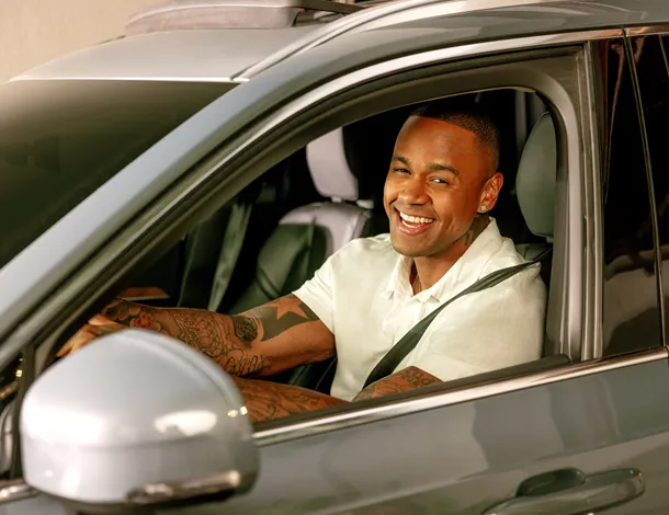  Leo Santana dirige carro 