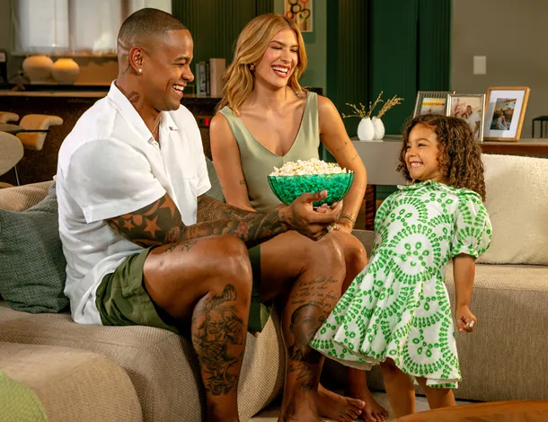 Leo Santana, Lore Improta e filha sorriem em casa