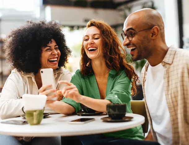  três amigos, sendo duas mulheres e um homem, utilizam aplicativo do Sicredi 