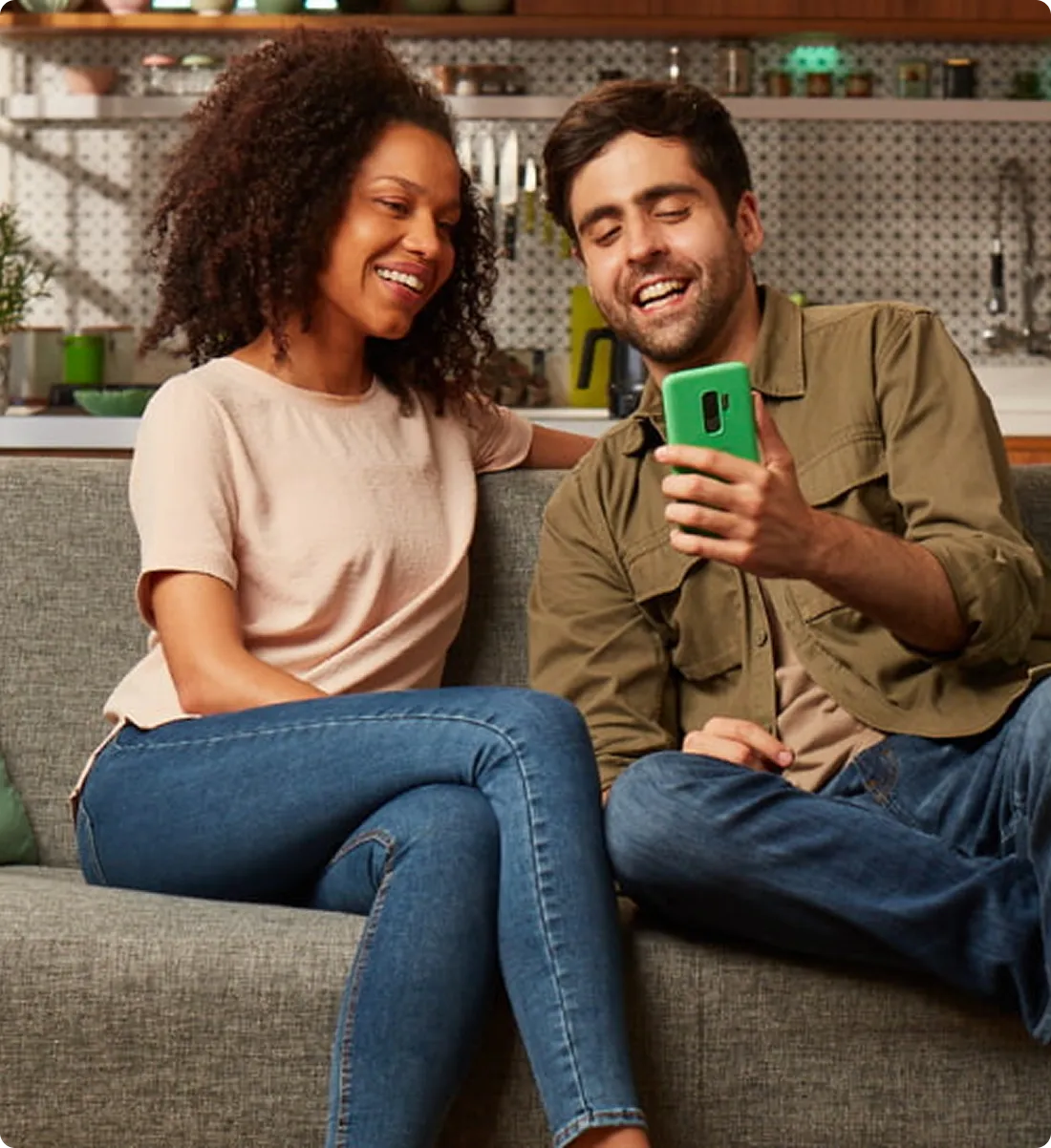  Mulher feliz no aeroporto com programa de recompensa do Sicredi. 