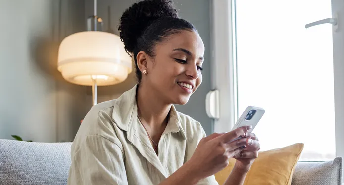  mulher usando o celular para fazer compras online 