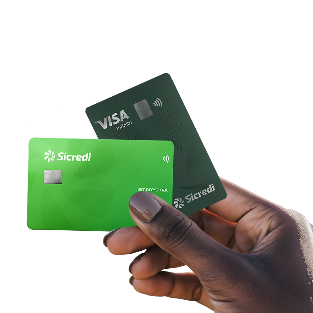  mão segurando cartões Sicredi 