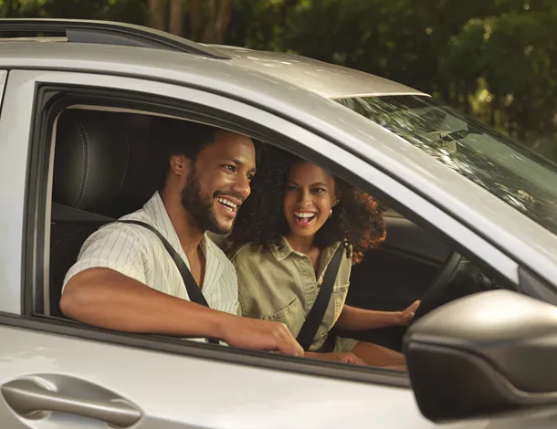  associada do Sicredi dentro de van, fazendo uma viagem 