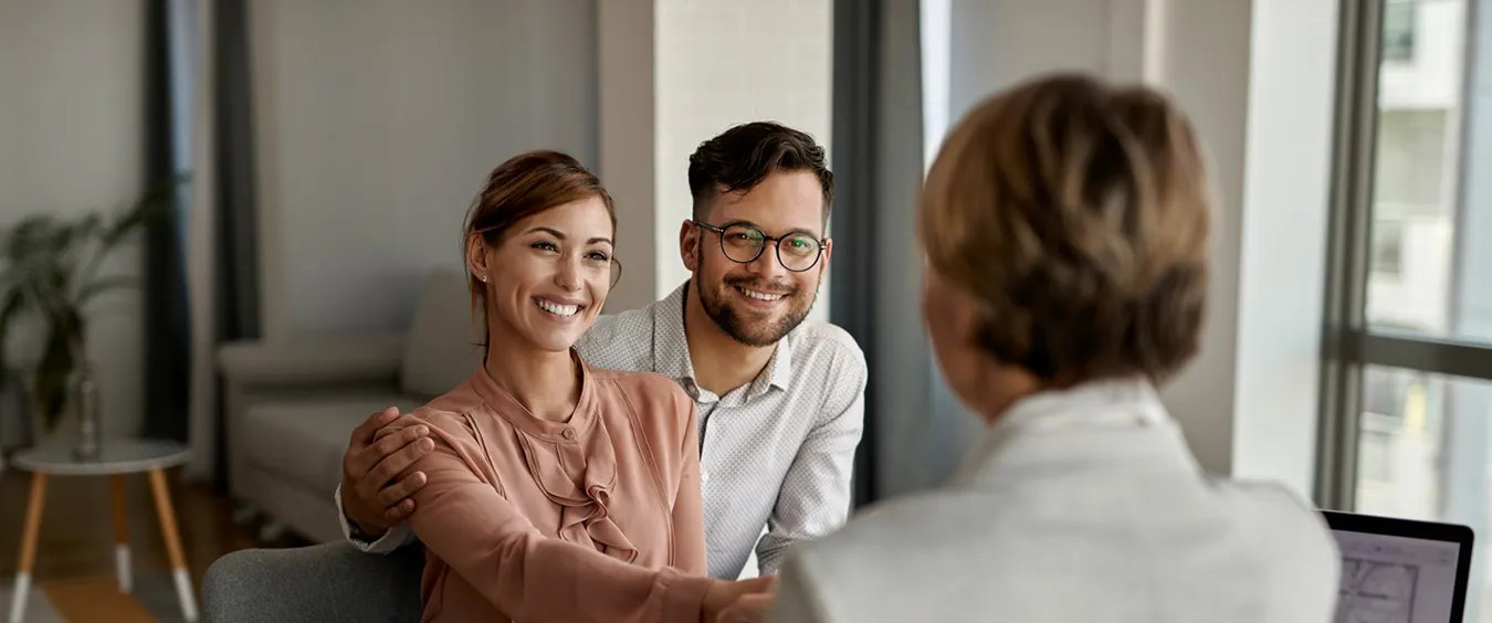  jovem-casal-feliz-apertando-as-maos-com-agente-de-seguros-durante-uma-reuniao-no-escritorio.jpg 