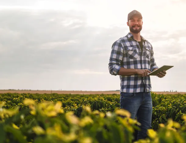  duas mulheres operam drone sobre plantação 