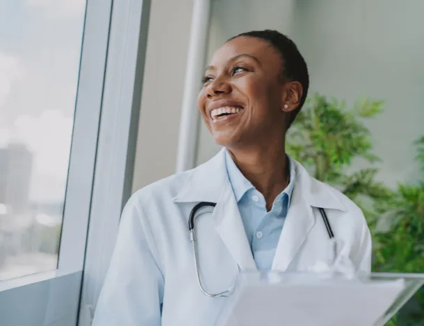  duas mulheres operam drone sobre plantação 
