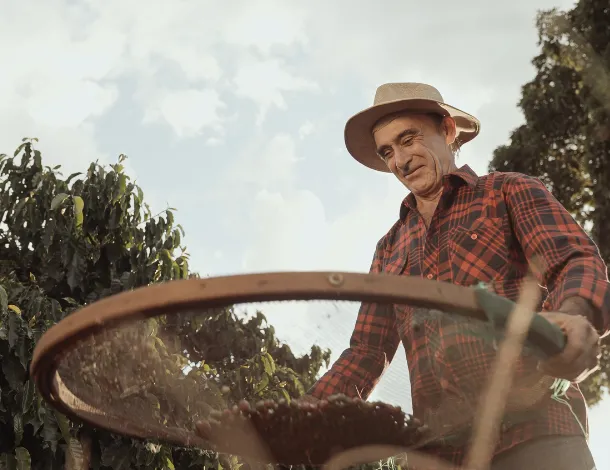  duas mulheres operam drone sobre plantação 